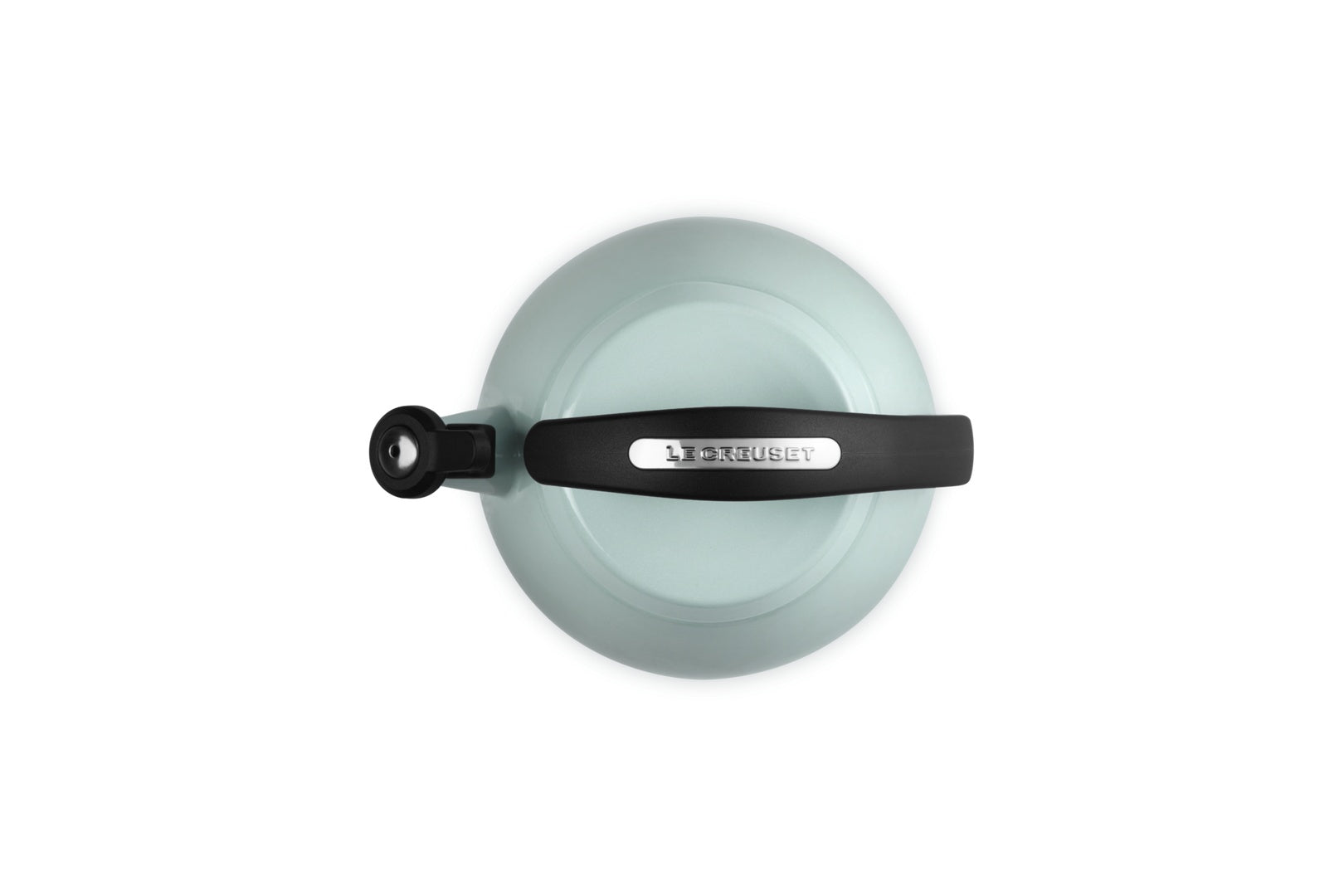 Le Creuset Cloche Fluitketel Sea Salt - 2,1 liter, close-up van het handvat met het Le Creuset-logo en de fluitknop