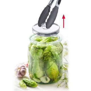 Westmark Fermentatiegewichtjes, transparant glas, in gebruik om ingemaakte augurken onder het pekelvocht te houden