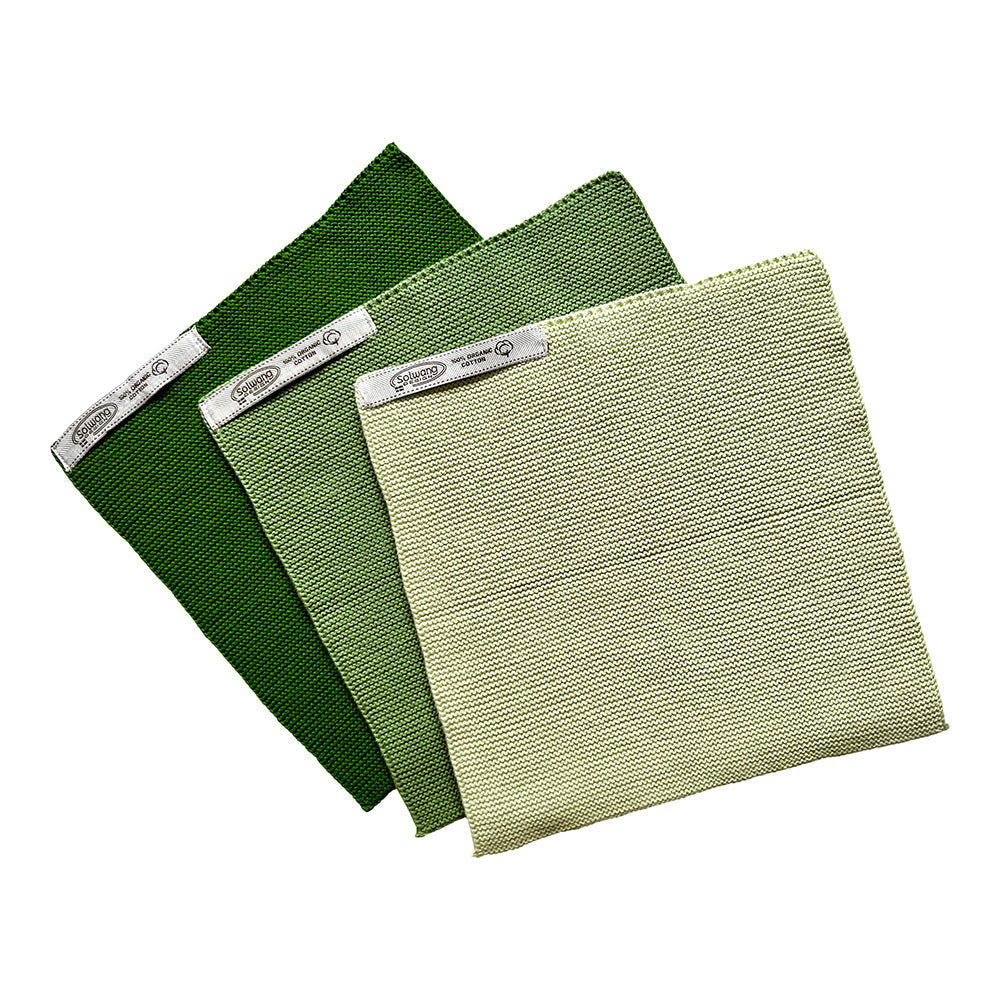 Solwang Design Vaatdoekjes set van 3 - Forest Groen Combi drie gebreide doekjes gewaaierd over elkaar, van donkergroen achteraan via middengroen naar een lichter geelgroen vooraan, met het Solwang-label zichtbaar op elk doekje.