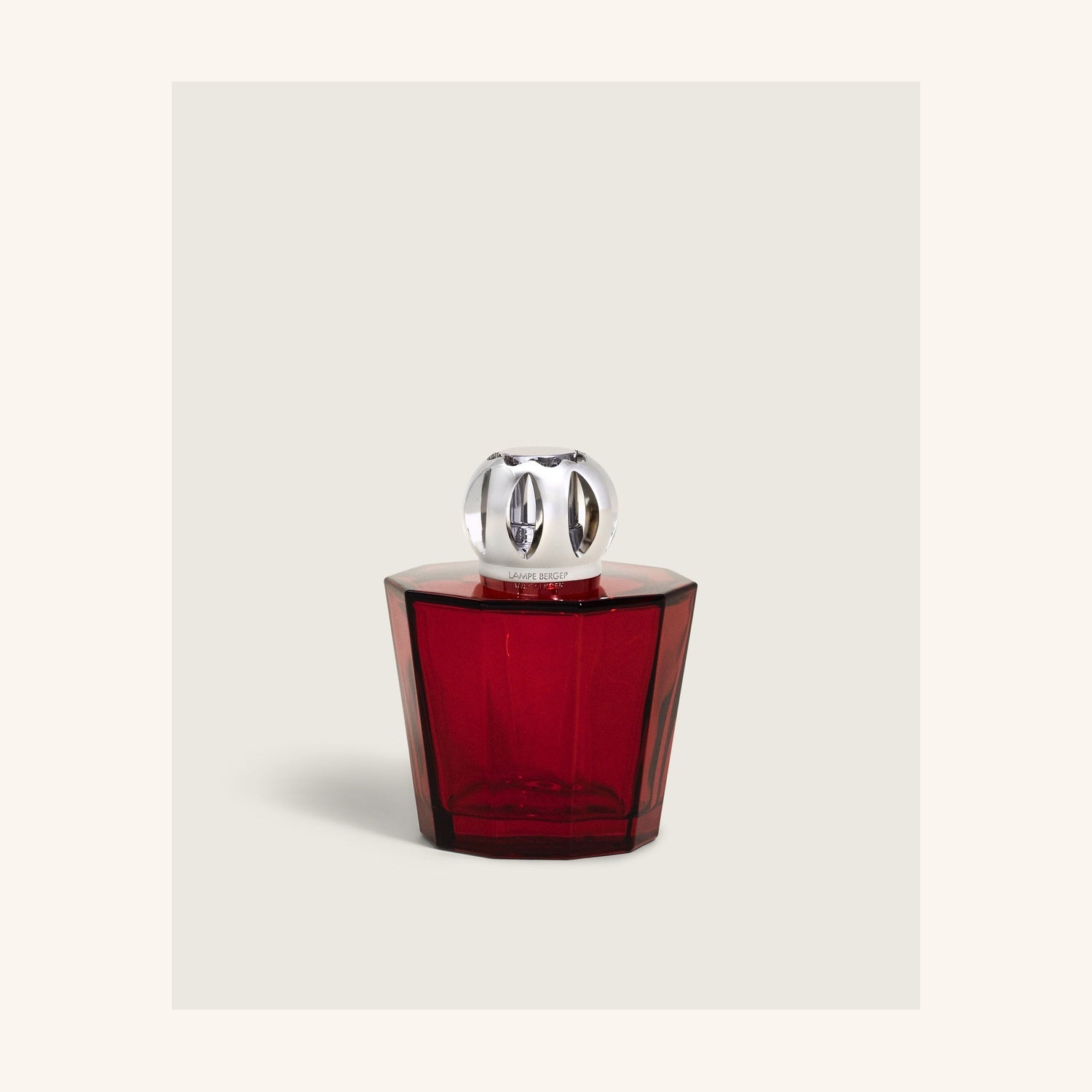 Lampe Berger Brander Crystal Red op witte achtergrond