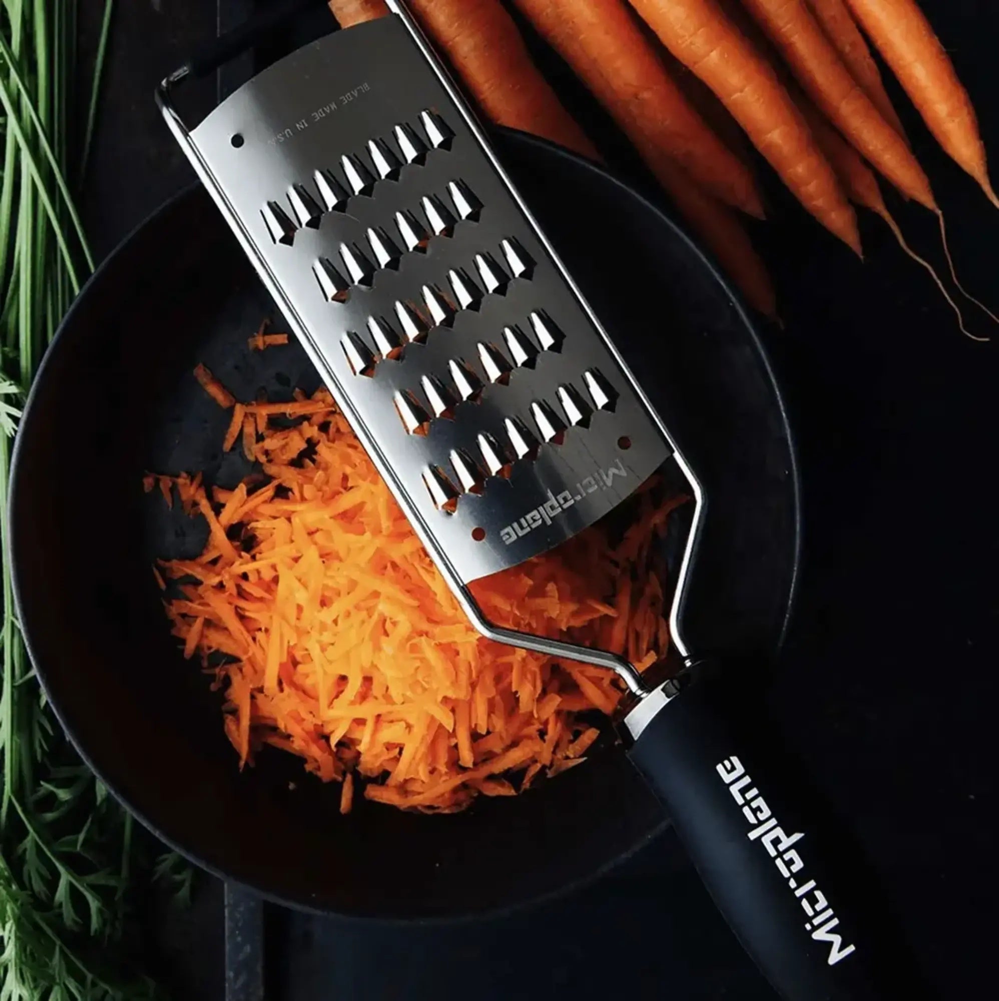 Wortel geraspt in julienne-reepjes met de Microplane Gourmet Rasp