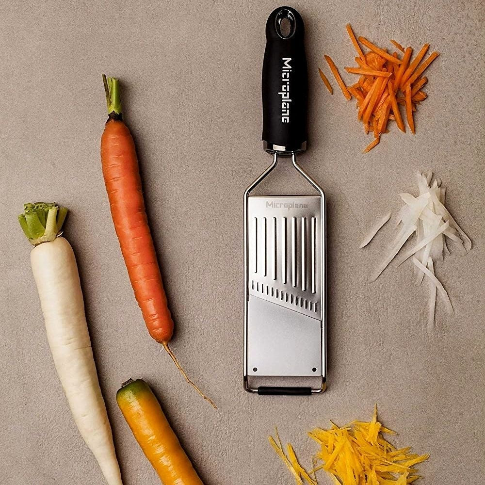 Wortel en radijs in julienne gesneden met de Microplane Gourmet Julienne Slicer