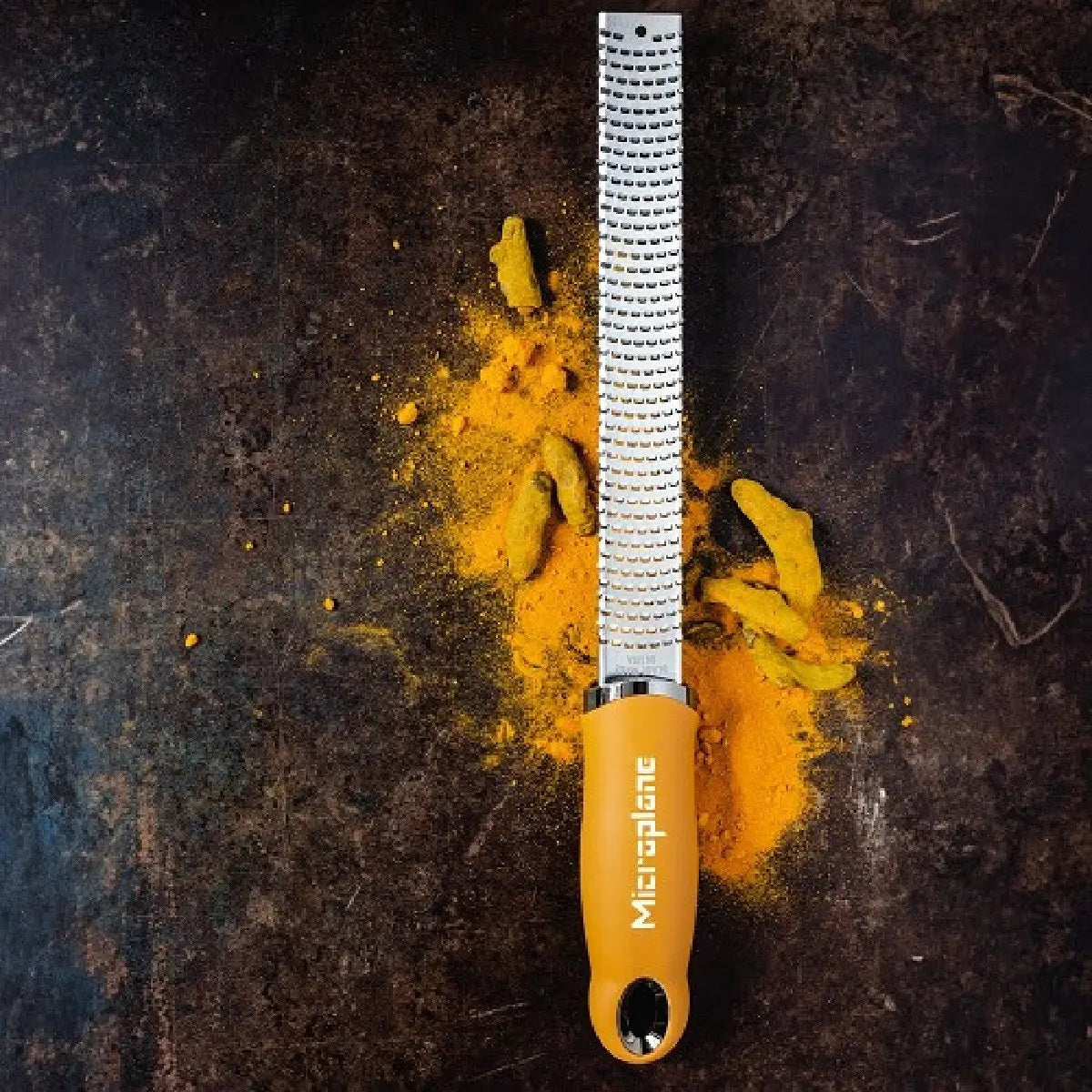 Kurkuma geraspt met de Microplane Premium Zesteur