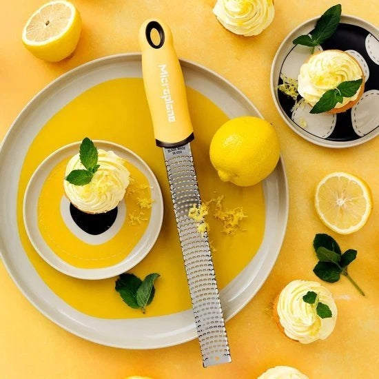 Citroencupcakes gegarneerd met citroenrasp van de Microplane Premium Zesteur