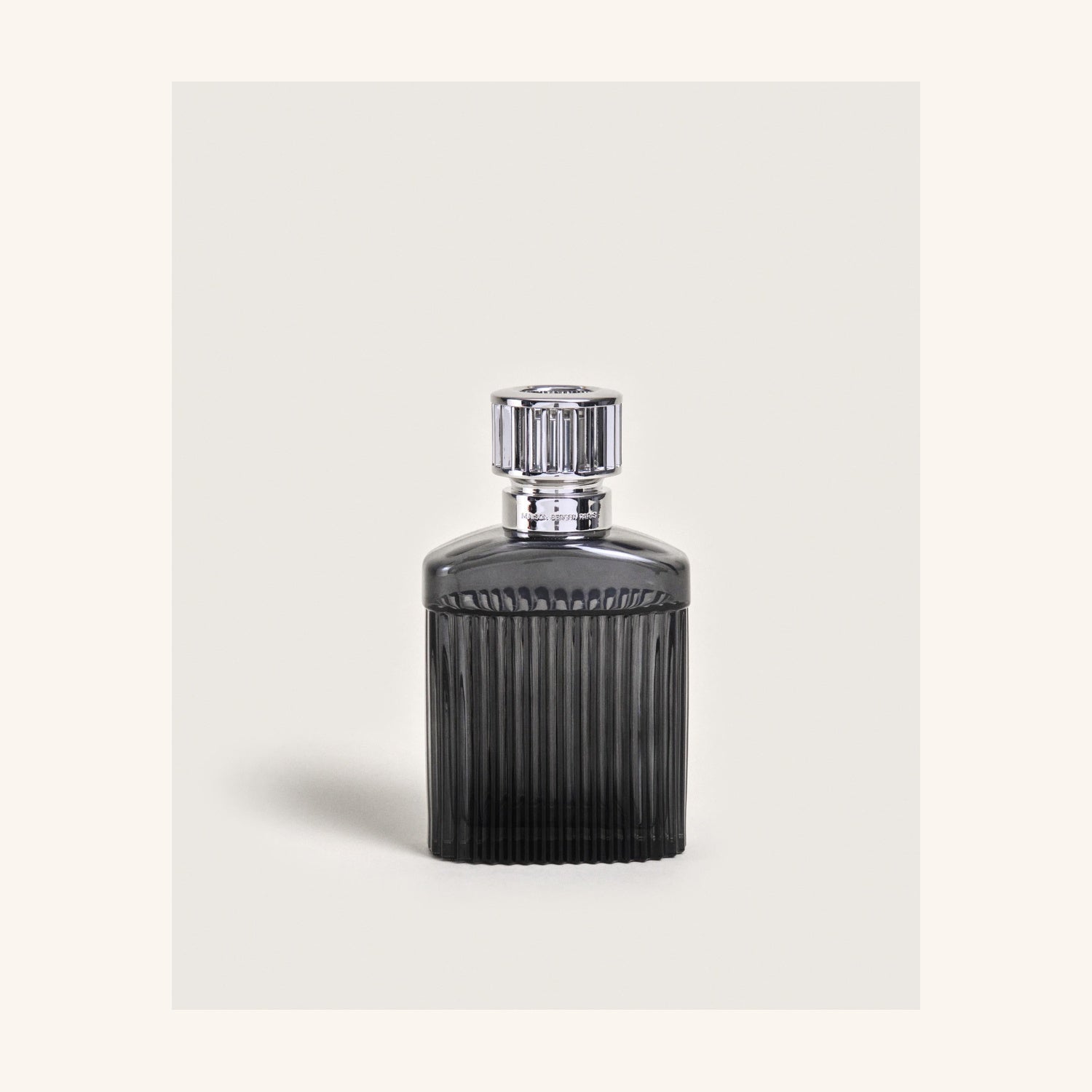 Lampe Berger Brander Alpha Noire op witte achtergrond