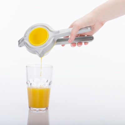 Westmark Limona Citrusknijper, zilver, in gebruik om citrussap in een glas te persen