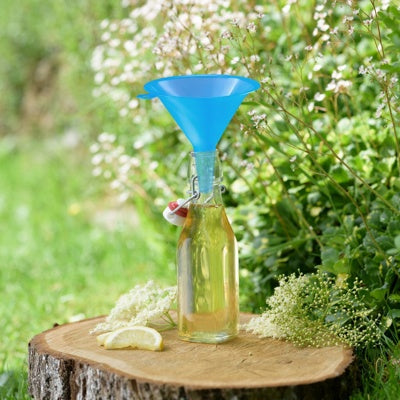 Westmark Trechterset, meerkleurig, blauwe trechter gebruikt om een fles buiten te vullen