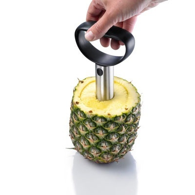 Westmark Ananasboor, RVS mes met zwart handvat, in gebruik om het vruchtvlees van een ananas te verwijderen