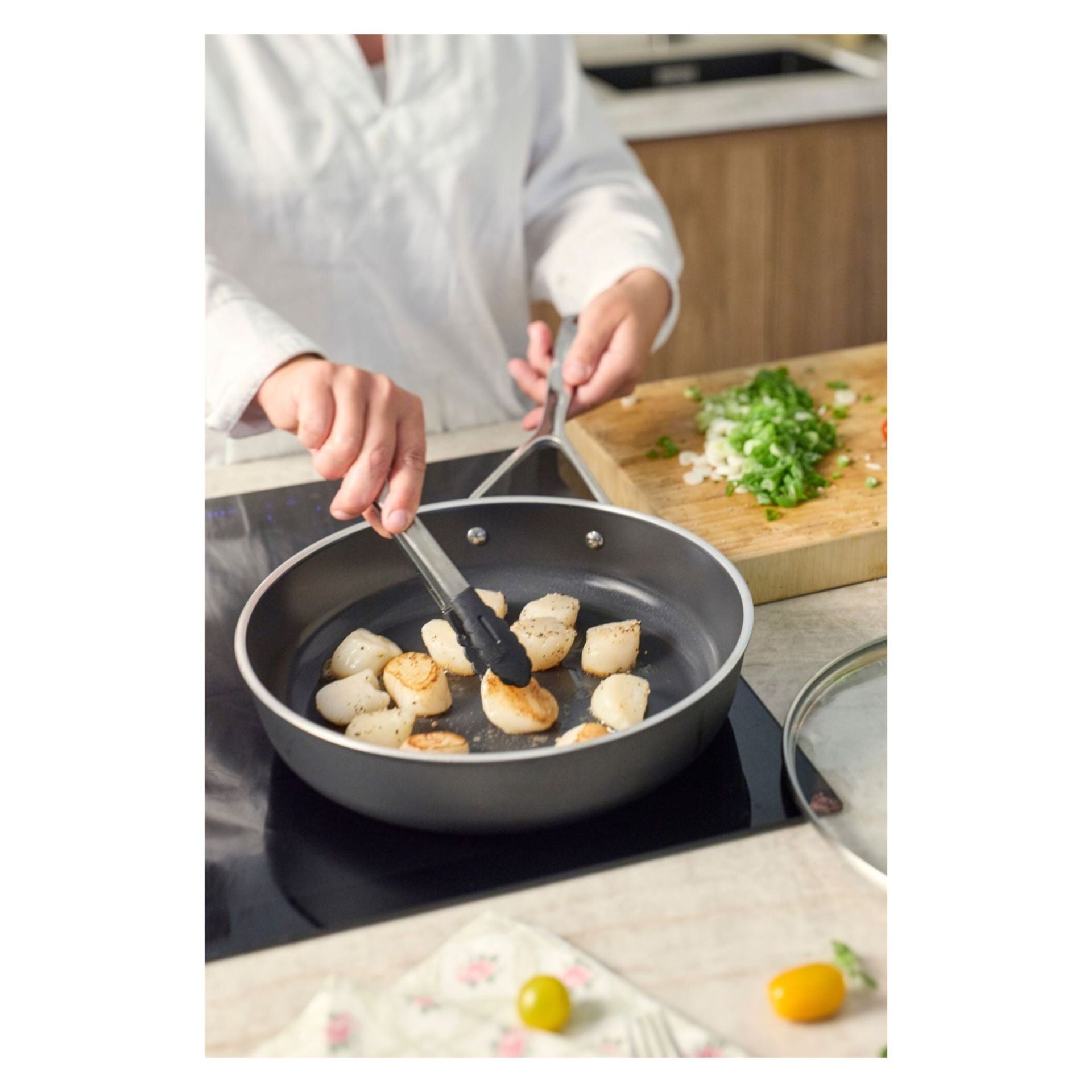 Coquilles worden gebakken in de Demeyere Alu Pro 5 Ceraforce Hapjespan 28 cm op het fornuis