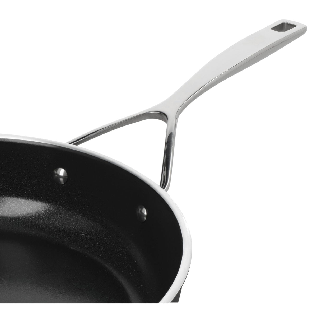 Detailopname van het handvat van de Demeyere Alu Pro 5 Ceraforce Hapjespan 28 cm