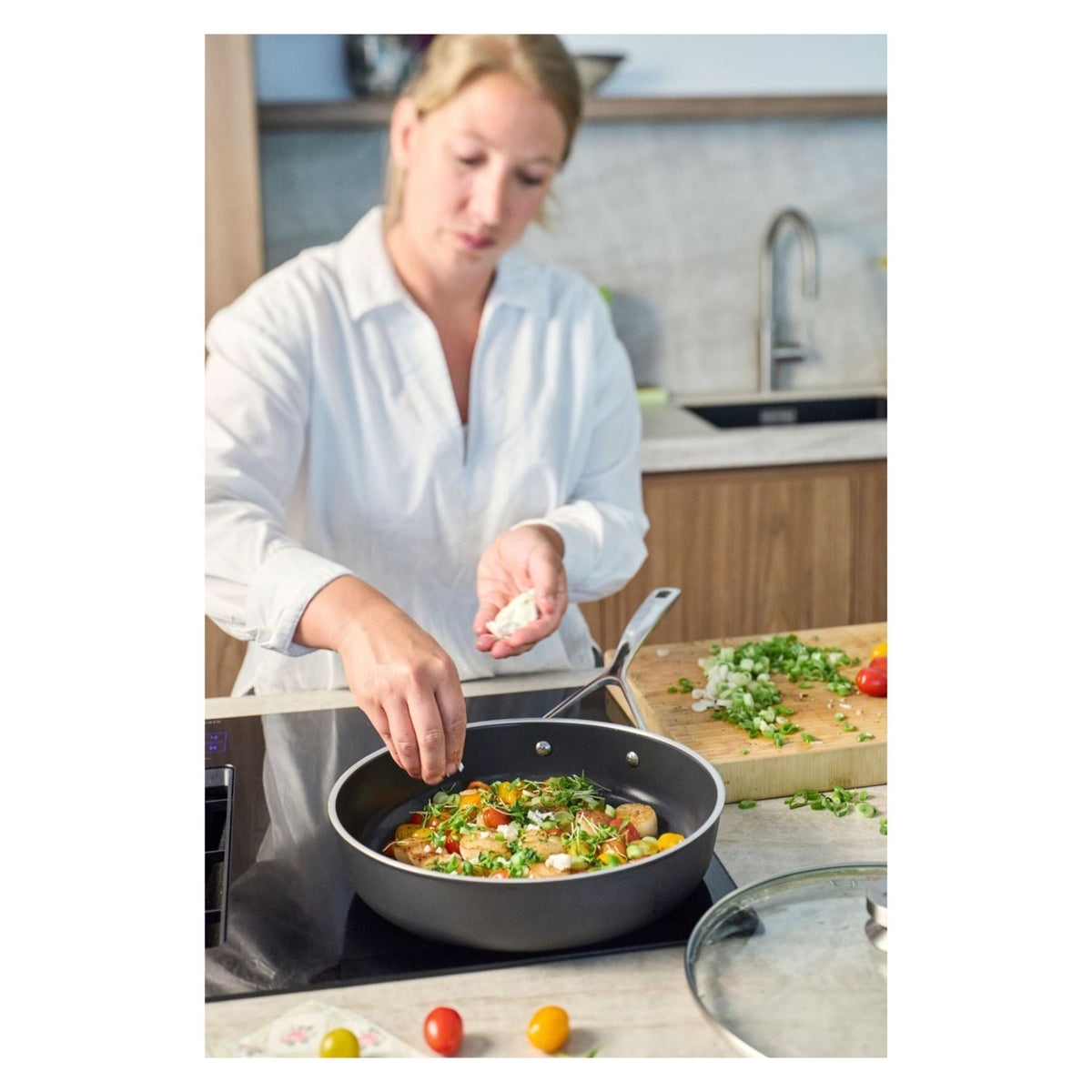Groenten worden op smaak gebracht in de Demeyere Alu Pro 5 Ceraforce Hapjespan 28 cm in de keuken