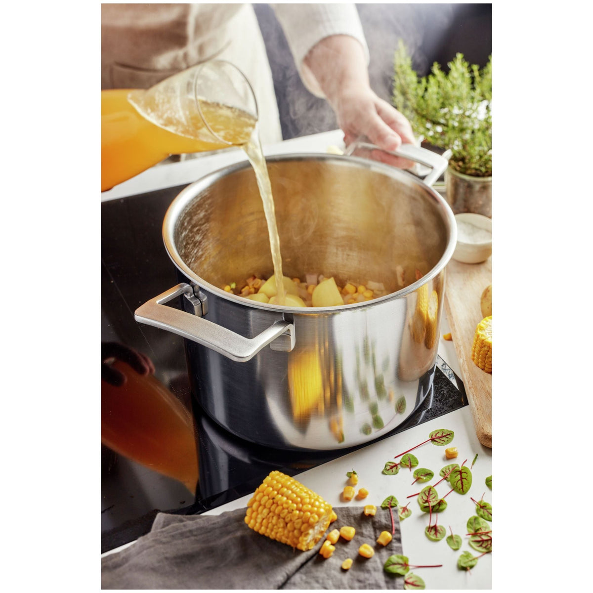 Bouillon wordt in de Demeyere Industry 5 Soeppan met maissoep gegoten