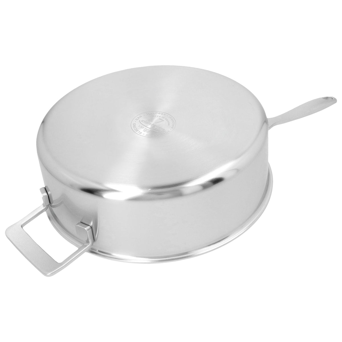 Demeyere Industry 5 Sauteerpan 28 cm met deksel, gesloten op witte achtergrond