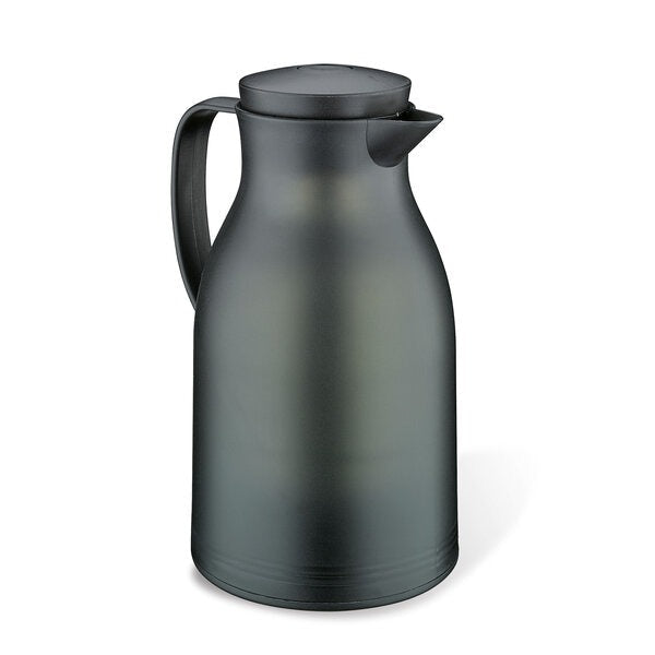 Rookzwarte, matte thermoskan met bolle buik, handvat aan de linkerkant en schenktuit rechts, op wit met lichte schaduw