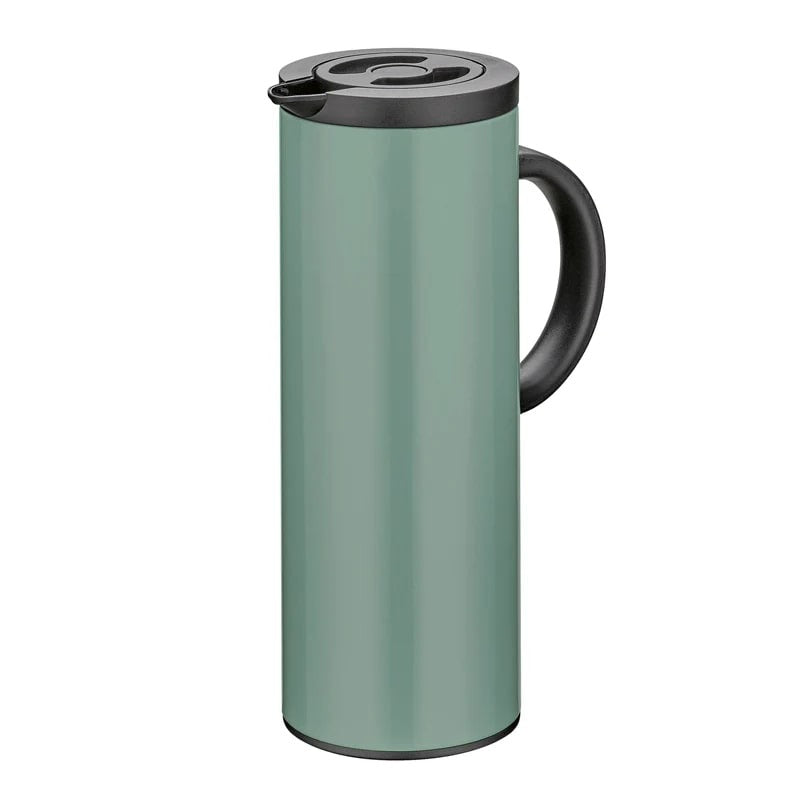 Mintgroene thermoskan met zwarte dop waarop een porseleinen filterhouder met koffiefilter staat, water stroomt erin