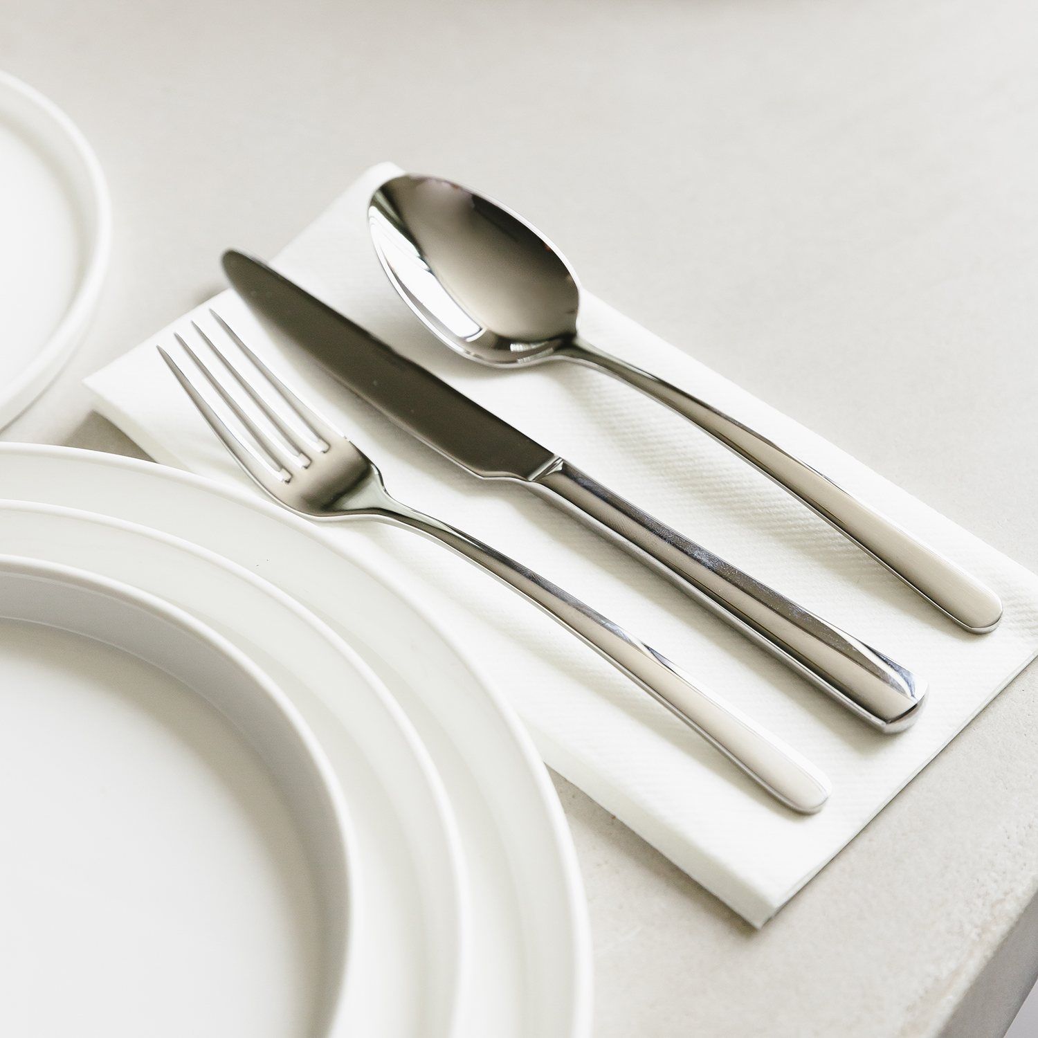 BonBistro Amberes tafelmes op een gedekte tafel met bord, kop en schotel