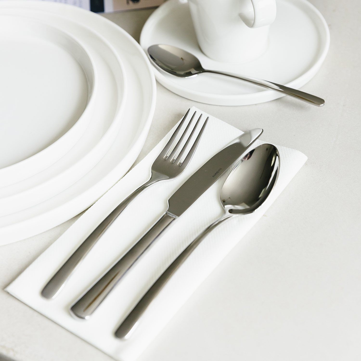 BonBistro Amberes tafellepel op een gedekte tafel met bord, kop en schotel