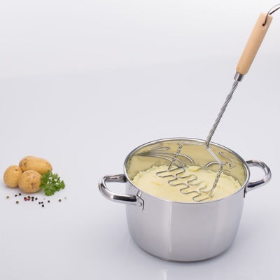 Westmark Woody Aardappelstamper, in gebruik bij het pureren van aardappelen in een pan