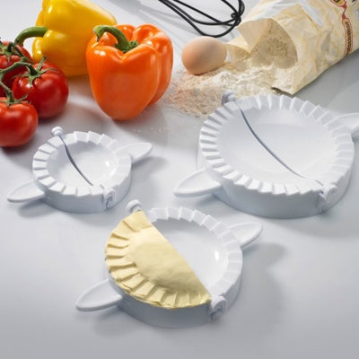 Westmark Ravioli Uitstekers 3 stuks, drie persjes tussen paprika's, tomaten en een ei op het aanrecht