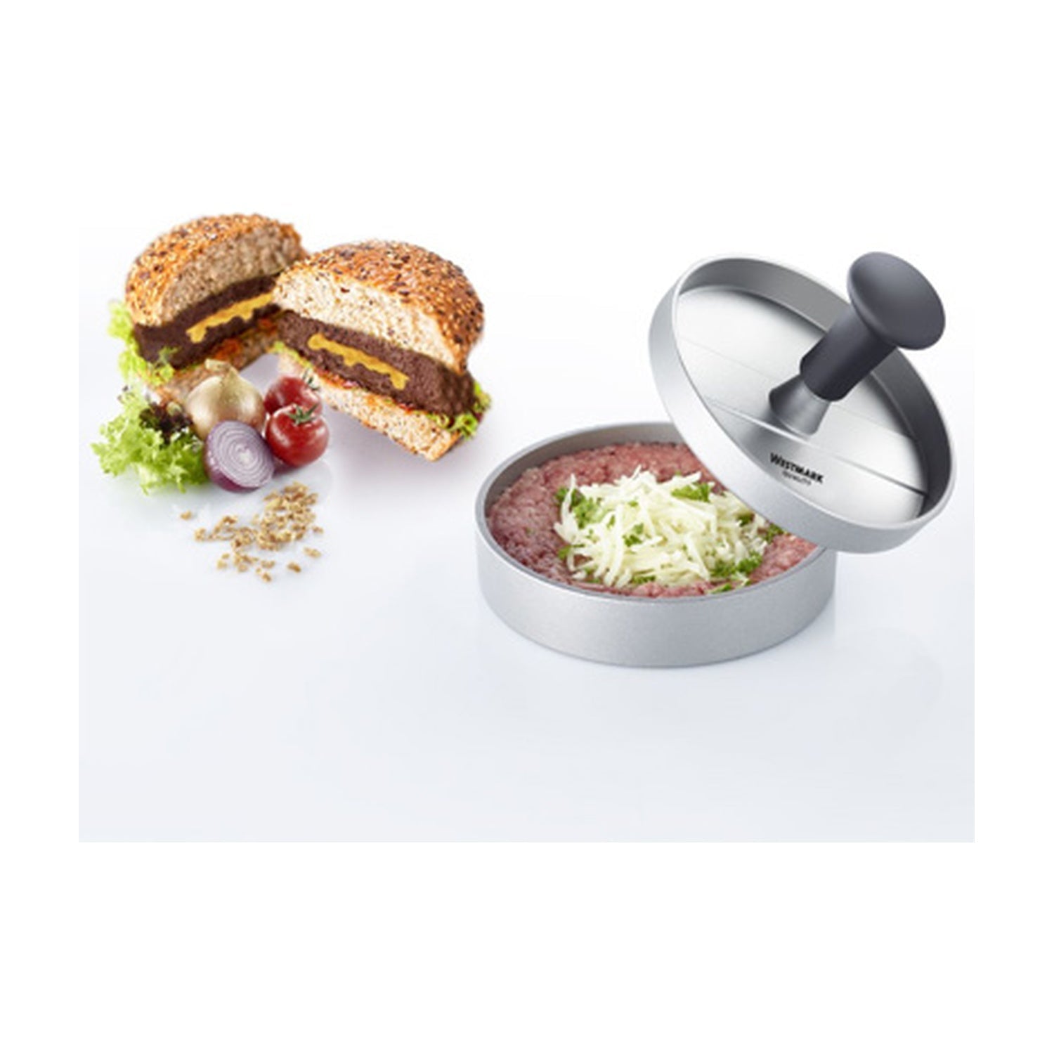 Westmark Uno Plus Hamburgerpers, aluminiumkleurig met zwarte knop, gevuld met gehakt en geraspte kaas naast een doorgesneden hamburger