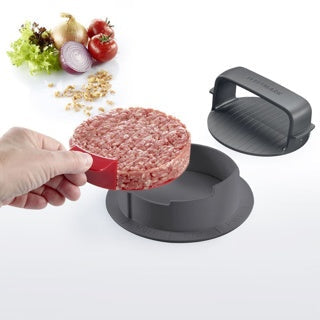 Westmark Vario Plus Hamburgerpers, zwart, hand die met het rode lipje de gevormde hamburger uit de pers haalt