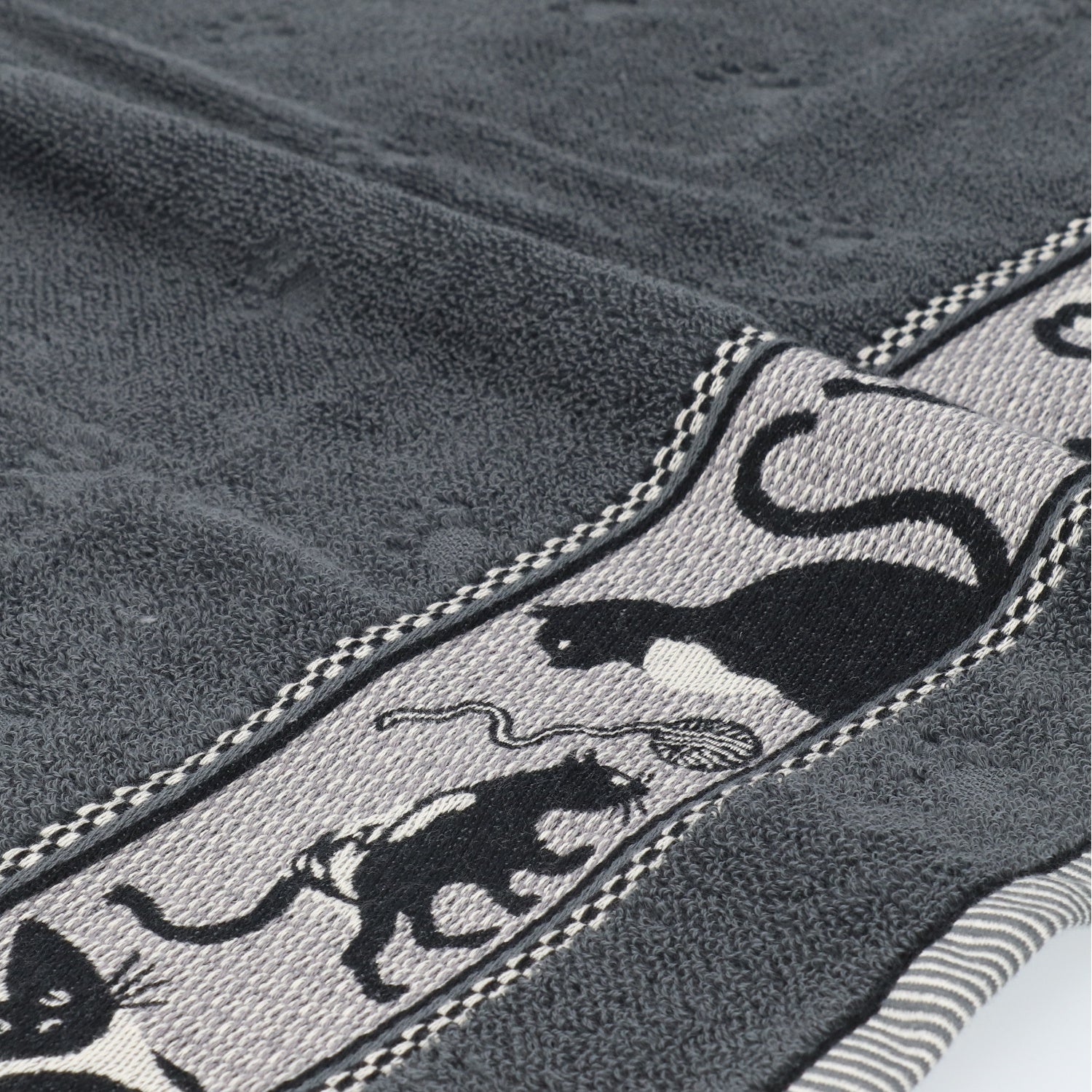 Bunzlau Castle Keukendoek - Kat Antraciet, close-up detail met een zwarte kat spelend met een bol wol op grijze achtergrond