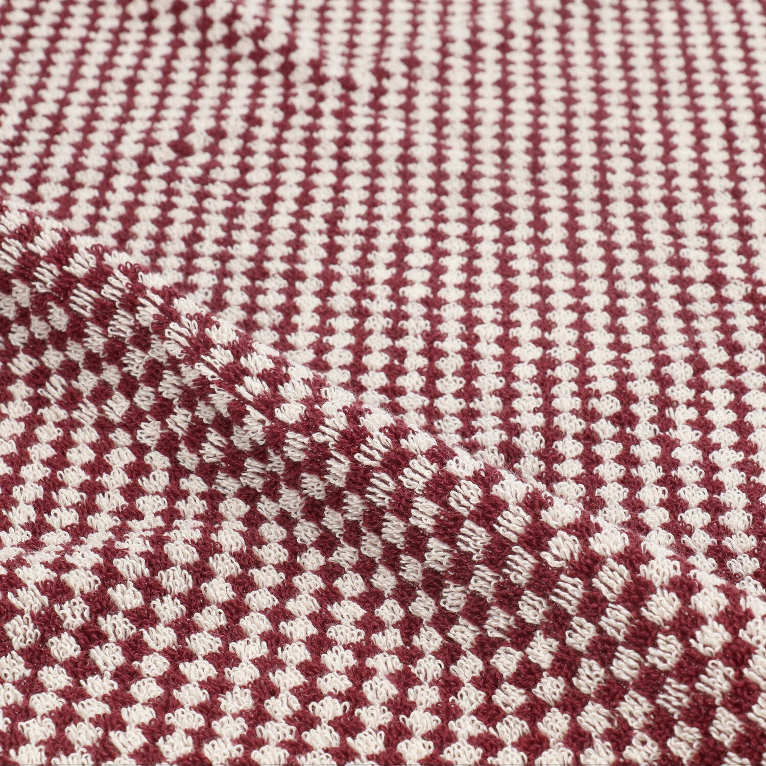 Bunzlau Castle Keukendoek - Small Check Bordeauxrood, close-up van het badstof blokjespatroon in bordeauxrood en wit