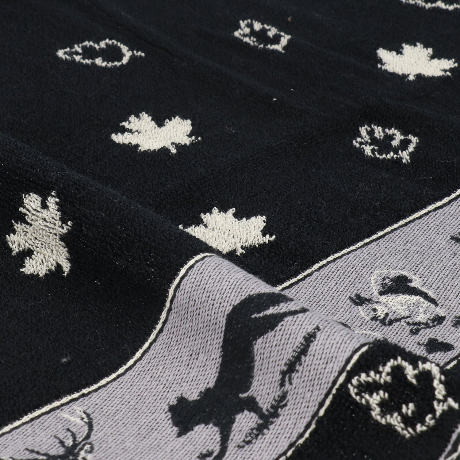 Bunzlau Castle Keukendoek - Forest Animals Zwart, close-up van de rand met konijnen, egels en herfstblaadjes op grijze en zwarte ondergrond