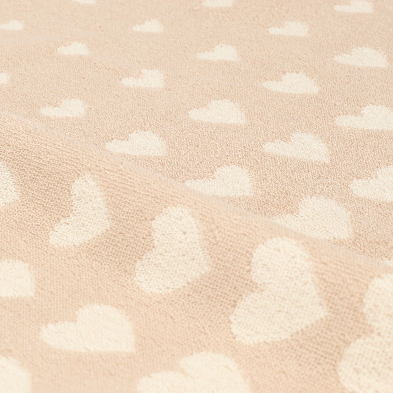 Bunzlau Castle Keukendoek - Hart Zand, close-up van het badstof hartjespatroon in crème op zandkleurige ondergrond
