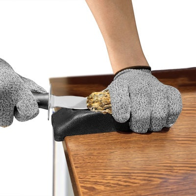 Westmark Oesterhouder, in gebruik met een hand in snijhandschoen die een oester openhaalt