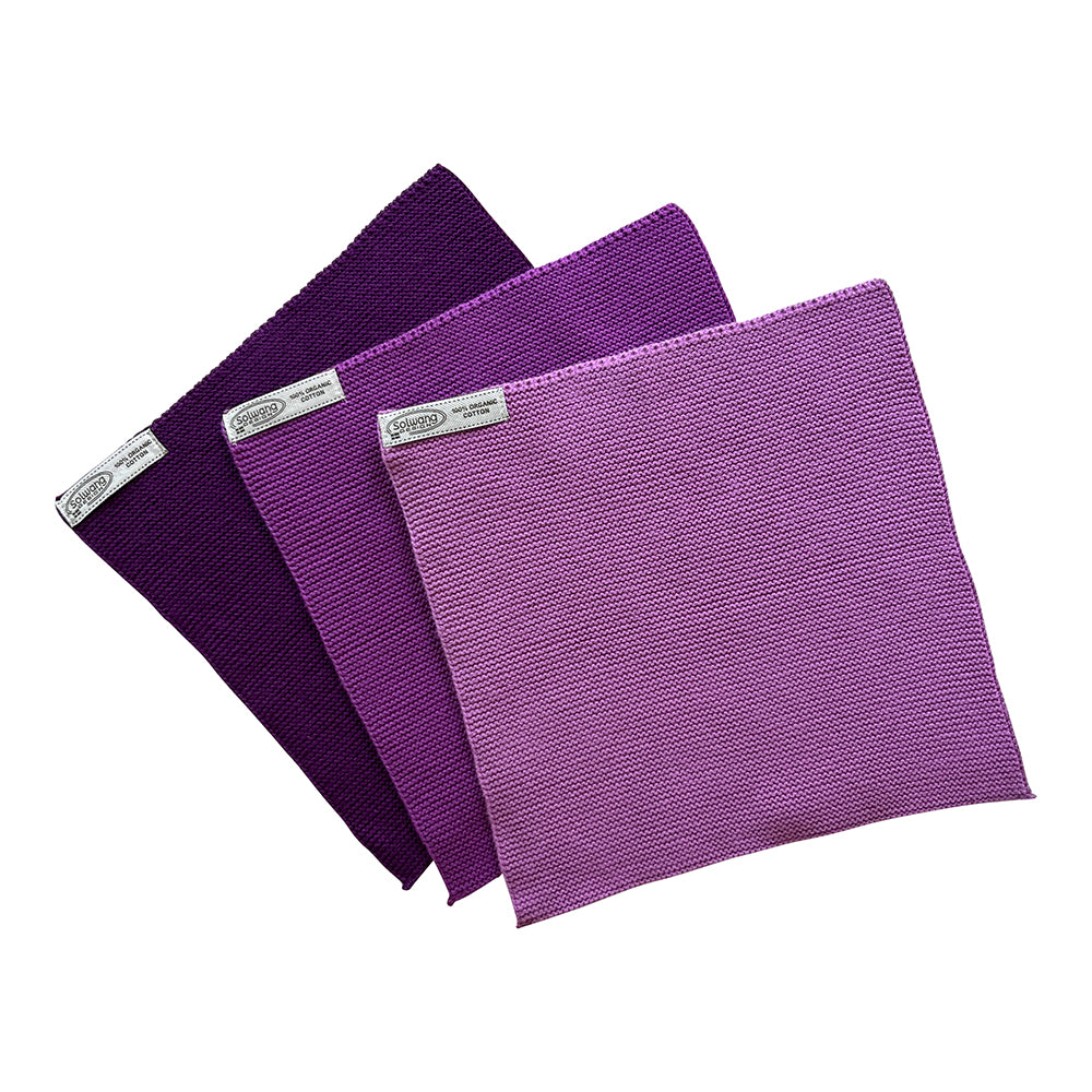Solwang Design Vaatdoekjes set van 3 - Heather Combi drie vaatdoekjes waaiervormig uitgespreid in aflopende paarstinten, van donker aubergine achteraan via middenpaars tot lichtlila vooraan, met gebreide structuur en het Solwang-label zichtbaar in de hoek.