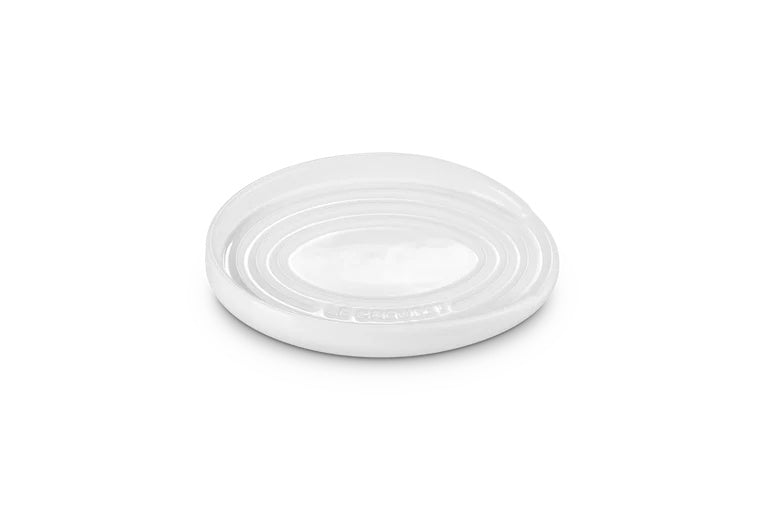 Le Creuset Lepelhouder Ovaal Wit - 15 cm, bovenaanzicht met het ingeperste Le Creuset-logo op de rand