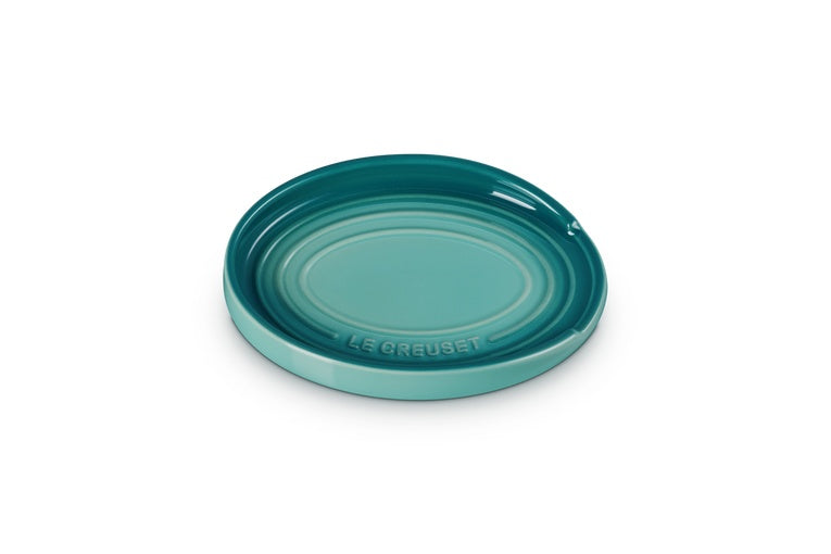 Le Creuset Lepelhouder Ovaal Bleu Riviera - 15 cm, bovenaanzicht met het ingeperste Le Creuset-logo op de rand