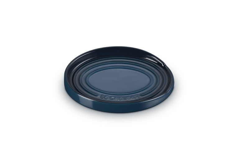 Le Creuset Lepelhouder Ovaal Nuit - 15 cm, bovenaanzicht met het ingeperste Le Creuset-logo op de rand