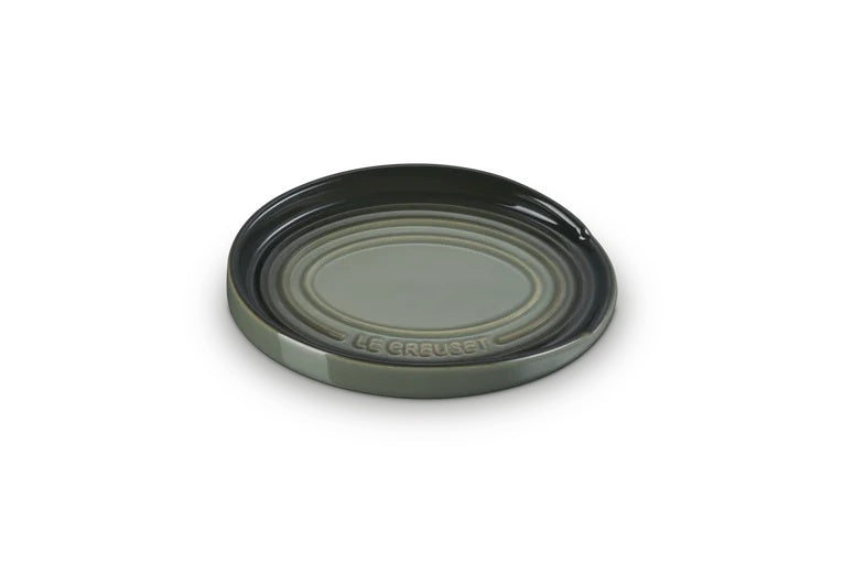 Le Creuset Lepelhouder Ovaal Thyme - 15 cm, bovenaanzicht met het ingeperste Le Creuset-logo op de rand
