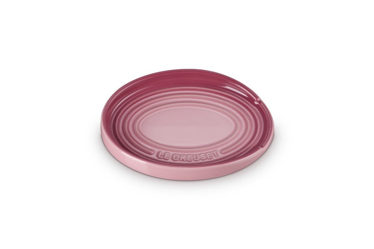 Le Creuset Lepelhouder Ovaal Rose Quartz - 15 cm, bovenaanzicht met het ingeperste Le Creuset-logo op de rand