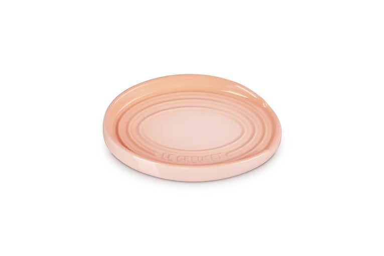 Le Creuset Lepelhouder Ovaal Peche - 15 cm, bovenaanzicht met het ingeperste Le Creuset-logo op de rand
