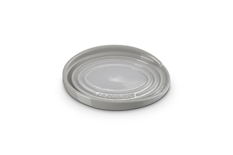 Le Creuset Lepelhouder Ovaal Mist Grey - 15 cm, bovenaanzicht met het ingeperste Le Creuset-logo op de rand