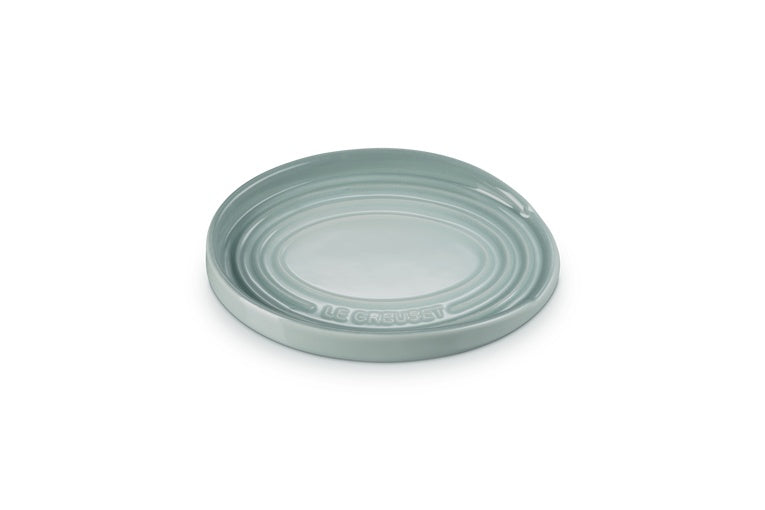 Le Creuset Lepelhouder Ovaal Sea Salt - 15 cm, bovenaanzicht met het ingeperste Le Creuset-logo op de rand