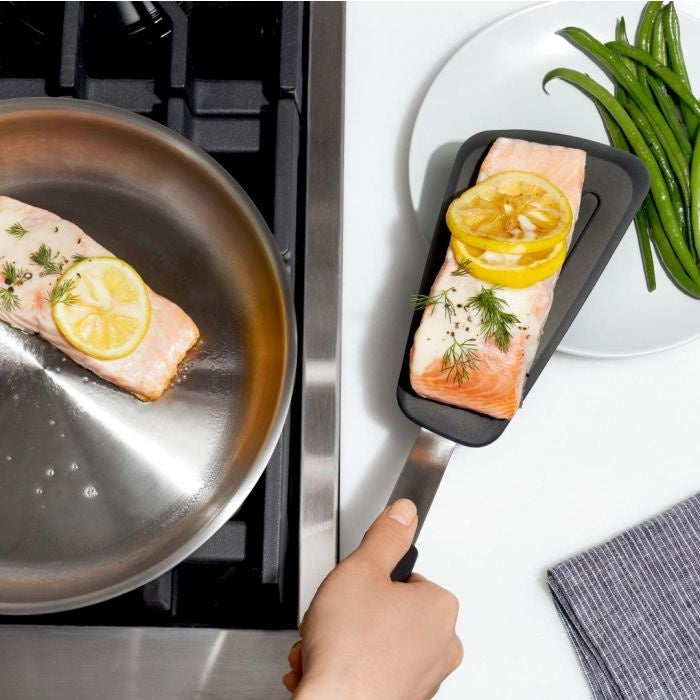 OXO Good Grips Omeletspatel Siliconen 35,5 cm, zalmfilet met citroen optillen van snijplank naast koekenpan
