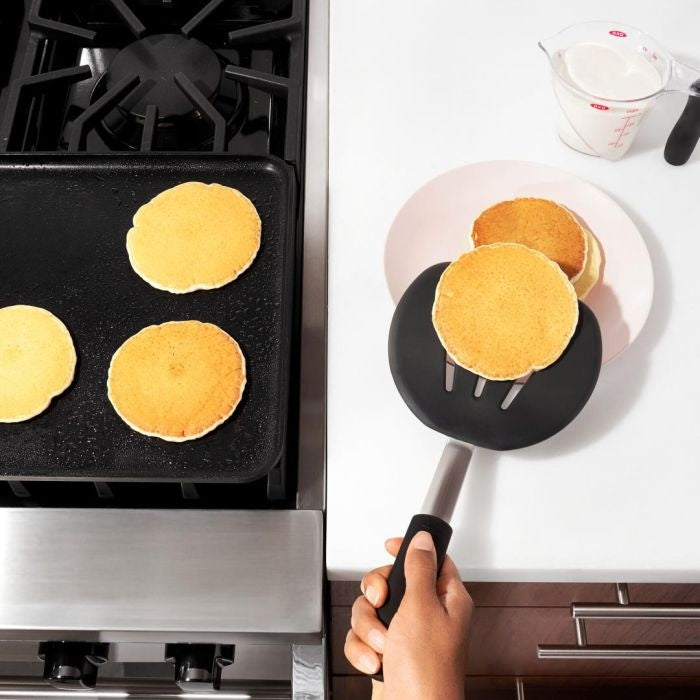 OXO Good Grips Pannenkoekspatel Siliconen 30 cm, pannenkoek optillen van gietijzeren bakplaat richting bord