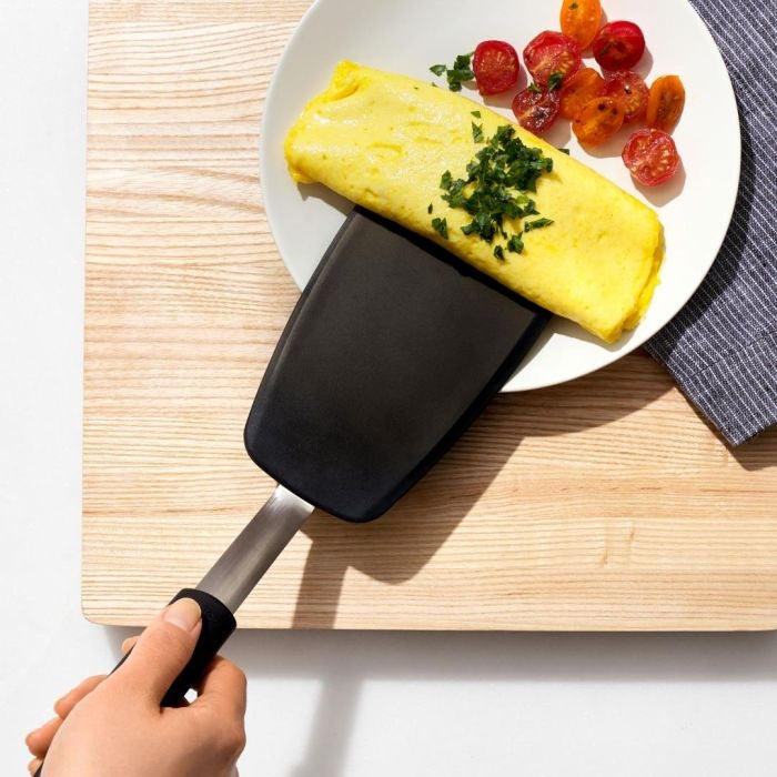 OXO Good Grips Spatel Siliconen 32 cm, omelet met bieslook optillen van houten snijplank naar bord