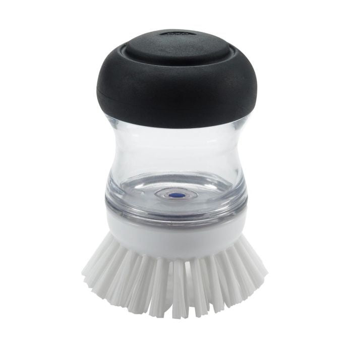 OXO Good Grips Handborstel met Zeepdispenser schuine close-up, borstelharen los van de houder