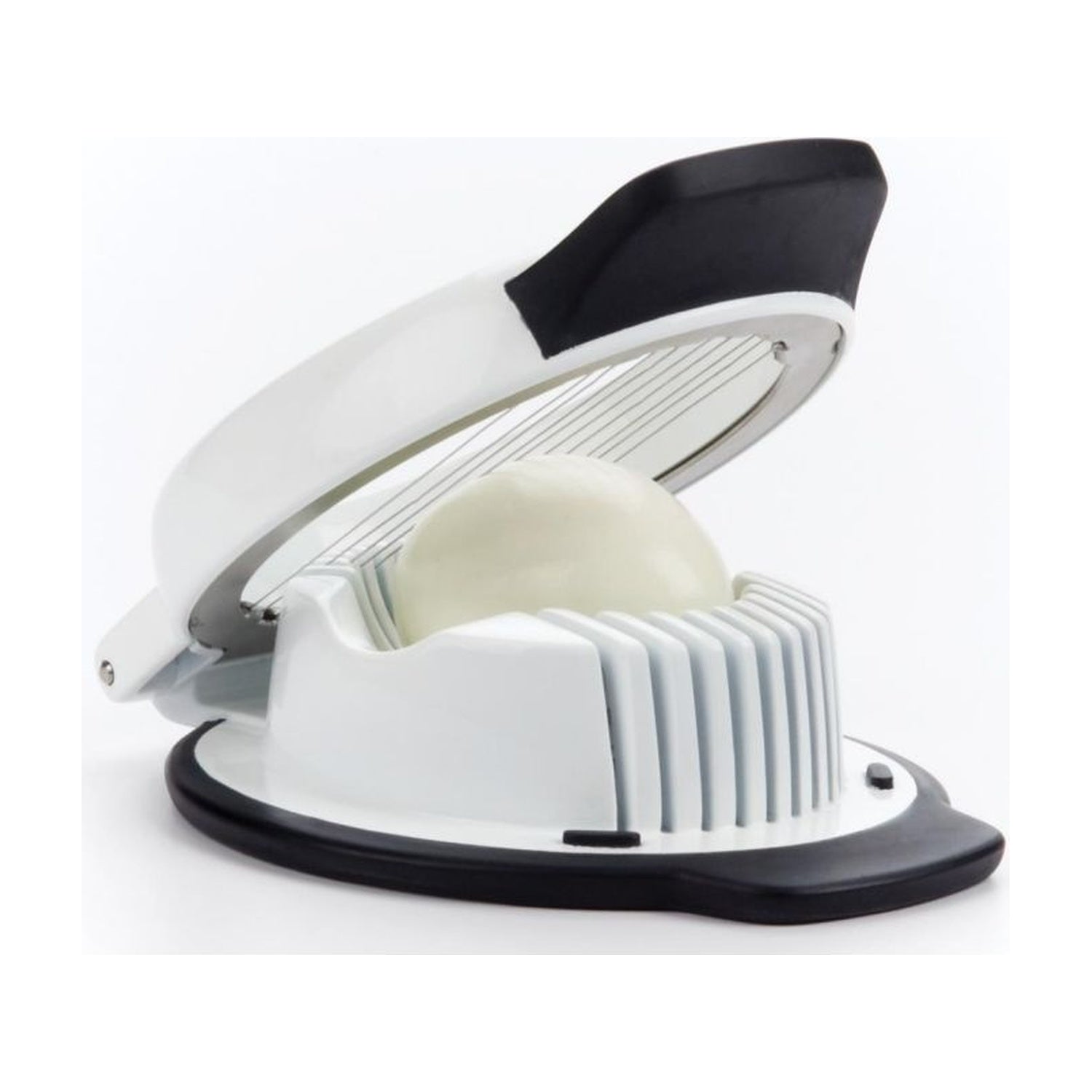 OXO Good Grips Eiersnijder opengeklapt met gekookt ei op draadraster