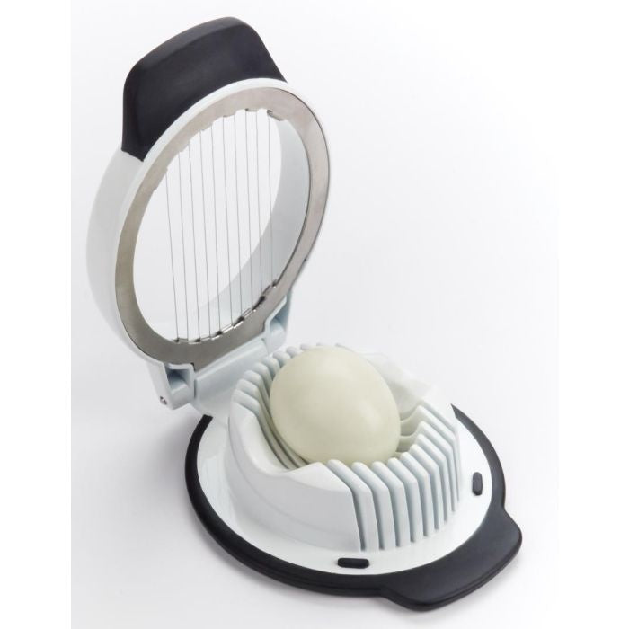OXO Good Grips Eiersnijder rechtop met draadraster geklapt en ei in ribbelhouder