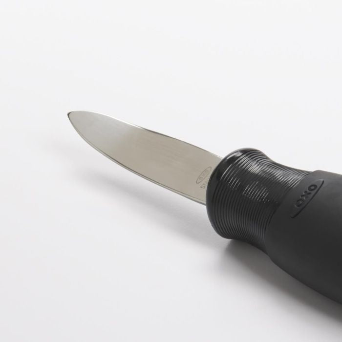 OXO Good Grips Oestermes schuine close-up, puntig lemmet met geribbelde handgreep