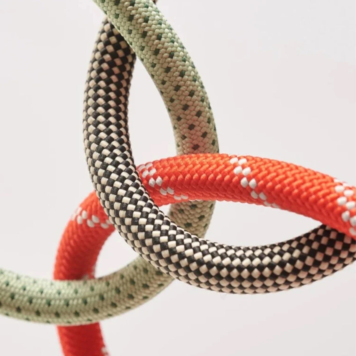 De Dopper Cord in Silver Red, Sandy Black en Sage Green naast elkaar in close-up