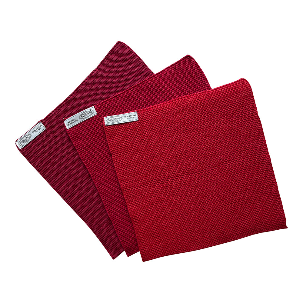 Solwang Design Vaatdoekjes set van 3 - Rood Combi drie doekjes gewaaierd tegen elkaar aan in drie tinten rood, van donker bordeauxrood via middenrood naar helderrood, elk met het Solwang-label.