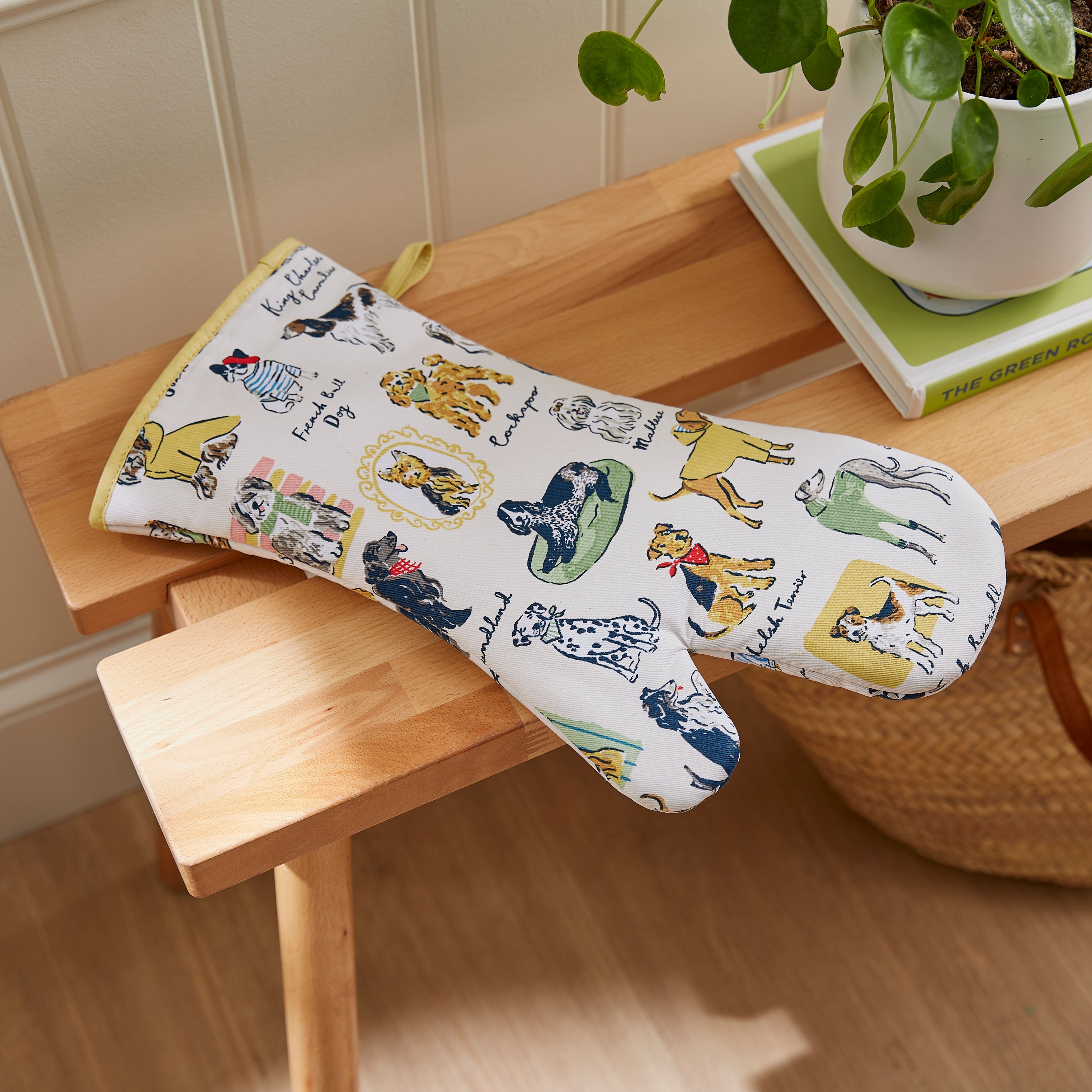 Ulster Weavers Ovenwant Katoen - Best In Show, ovenwant op een houten bankje met theedoek
