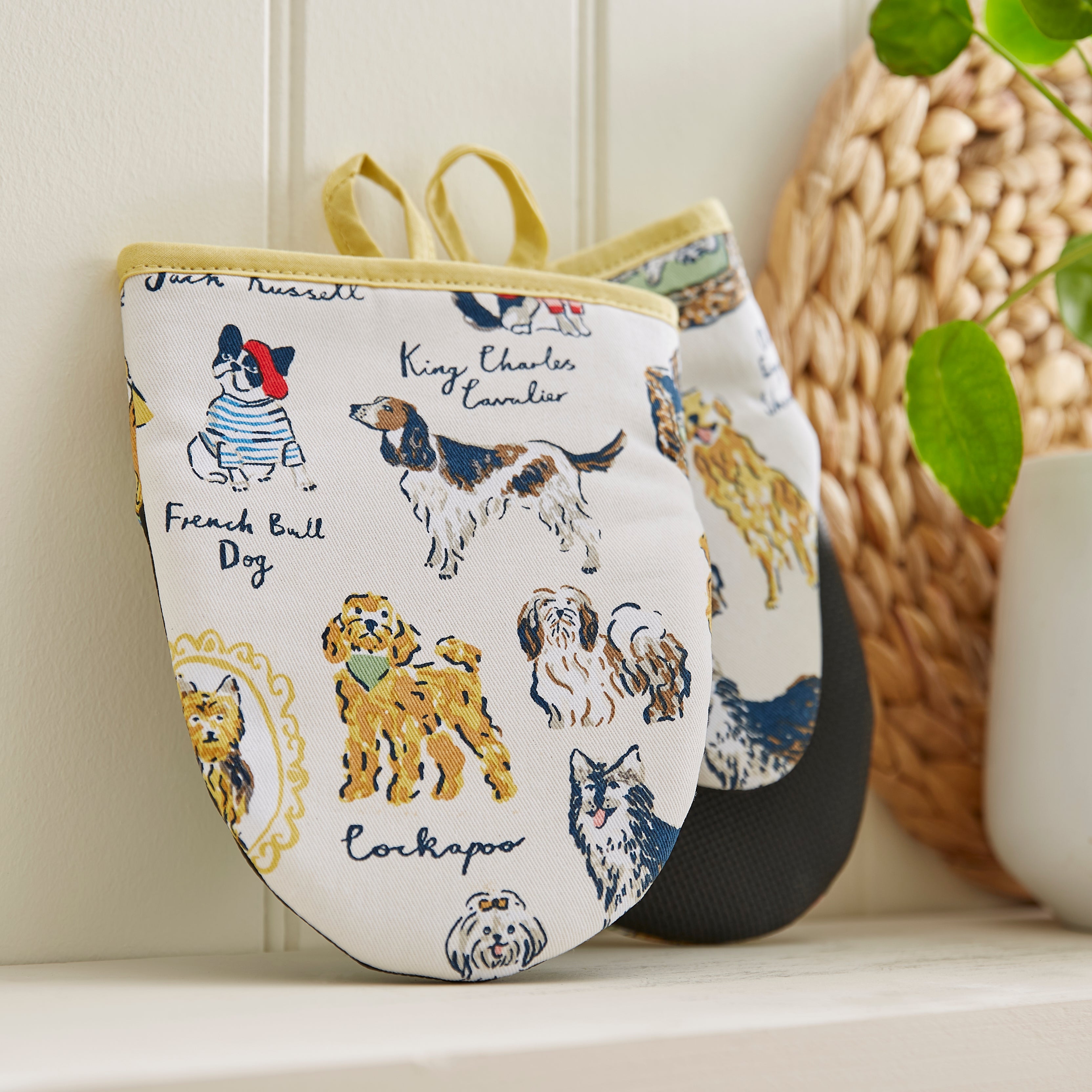 Ulster Weavers Ovenwantjes - Best In Show, ovenwantjes met theedoek in een mand op de keukentafel